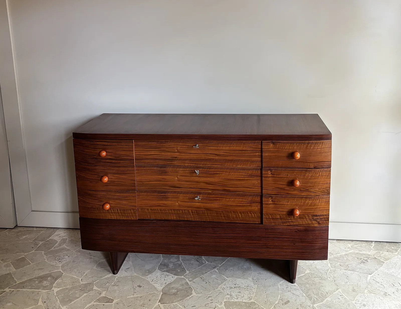 Cassettiera in legno scuro
