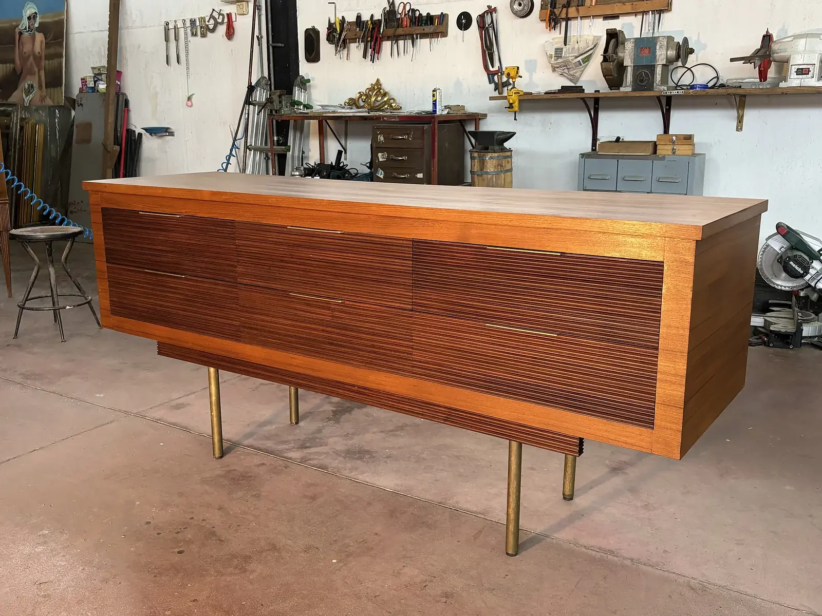Credenza cannettata su gambe dorate