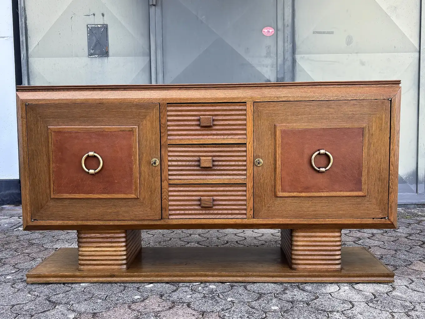 Credenza con anelli in ottone