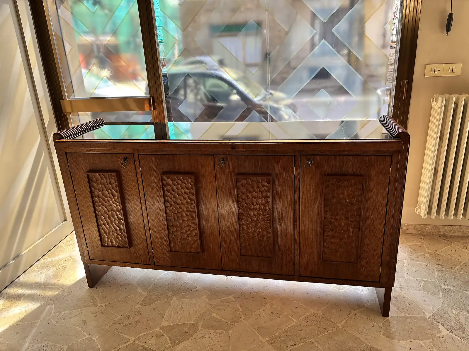 Credenza con ante intagliate