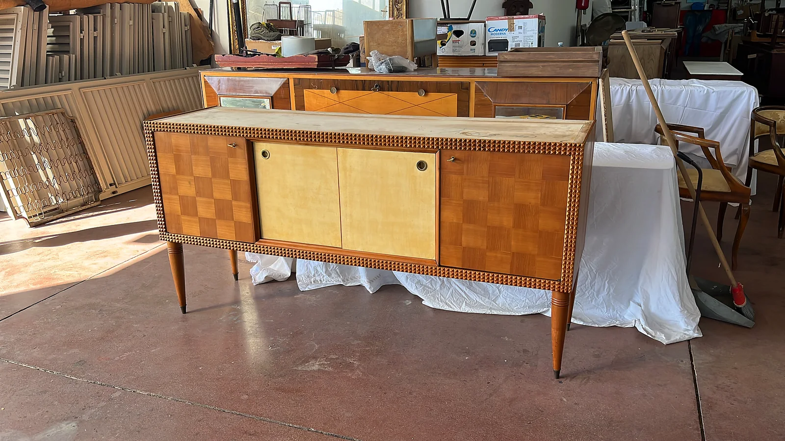 Credenza con intarsi a scacchiera