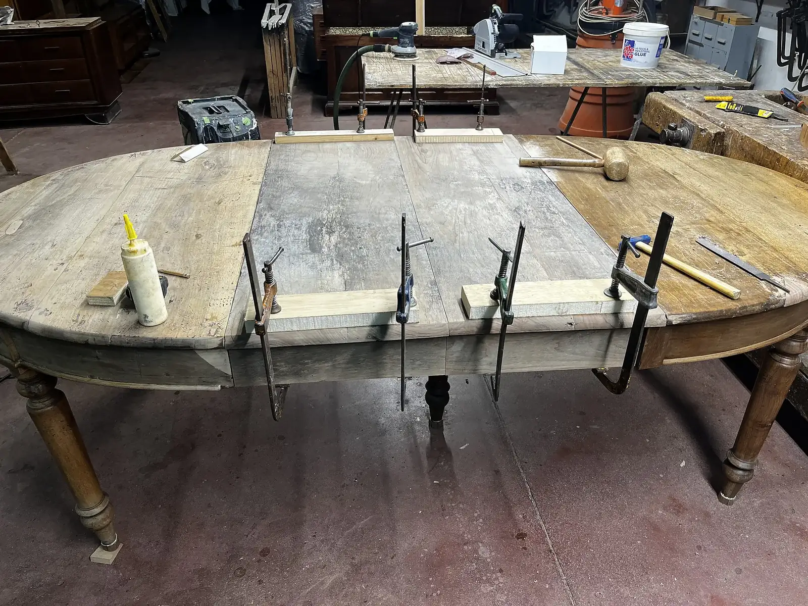Tavolo ovale in fase di restauro nel laboratorio di Studio Settantuno